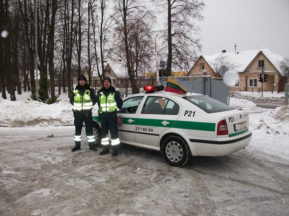 Tarnybiniai policijos automobiliai pasipuoš vėliavėlėmis.