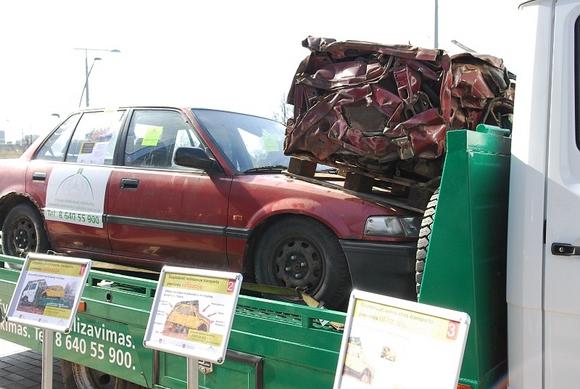 Sostinė vėl kovos su kiemuose įstrigusiais apleistais automobiliais.