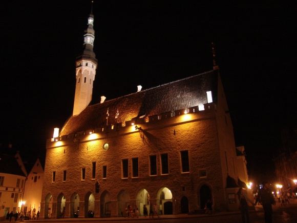 Estijos sostinės Rotušė naktį
