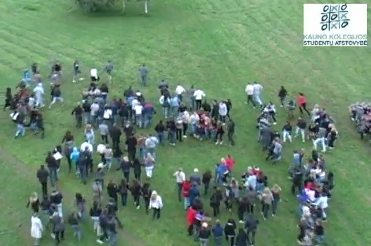Kauno kolegijos fuksai sudėjo gyvą užrašą „Fuksai irgi studentai“.