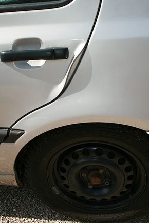 Įlenktos automobilio durelės
