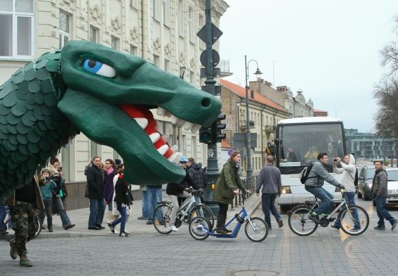 Fizikų Dinas Zauras vėl keliavo pas filologes.