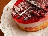 Photos.com nuotr./&Scaron;v.Valentino dienos proga i&scaron;sikepkite skanų pyragą.