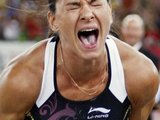 &bdquo;Reuters&ldquo;/&bdquo;Scanpix&ldquo; nuotr./Penktadienį &Scaron;veicarijoje vykusio penktojo Tarptautinės lengvosios atletikos federacijos (IAAF) &bdquo;Aukso lygos&ldquo; varžybų etapo moterų &scaron;uolių su kartimi rungtyje rusė Jelena Isinbajeva 1 cm pagerino sau pačiai priklausiusį pasaulio rekordą. 
