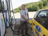 V.Putinas pylėsi degalų į rusišką „Lada Kalina“ automobilį