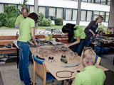 Studentai sudėliojo rekordinį koliažą iš senos telekomunikacijų įrangos