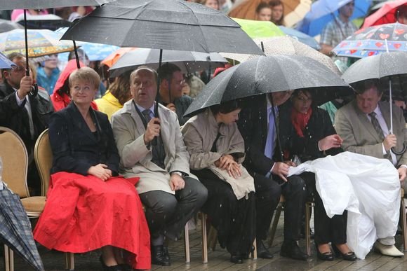 Šventinis prezidentės inauguracijos koncertas – merkiant lietui.