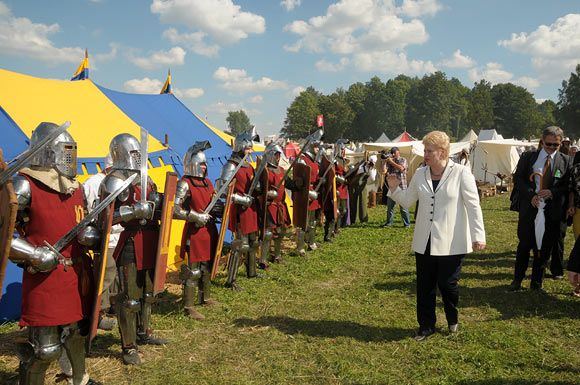 D.Grybauskaitė sveikinasi su kariais.