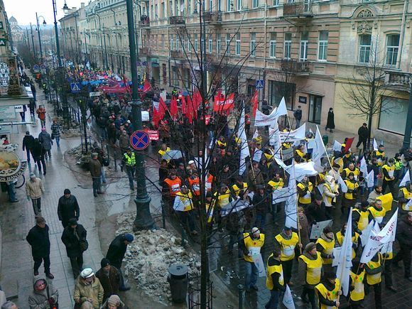 Mitingo dalyviai juda prie Vyriausybės.
