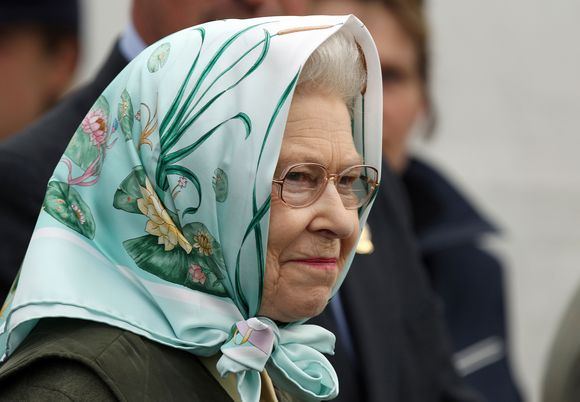 Elizabet II visiems palieka nepaprastai malonios, bet uždaros asmenybės įspūdį. 