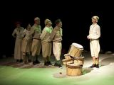 Keistuolių teatre – išskirtinai „giniotiškas“ spektaklis „Grybų karas ir taika“