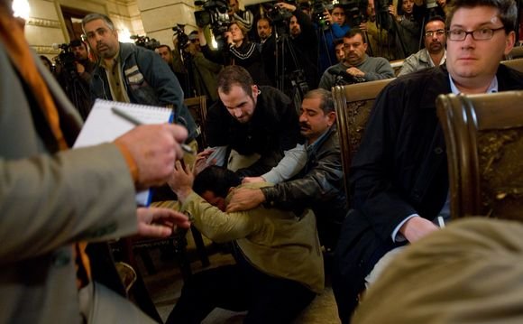 Irako žurnalistas pavadino G.W.Bushą šunimi ir sviedė savo apavą