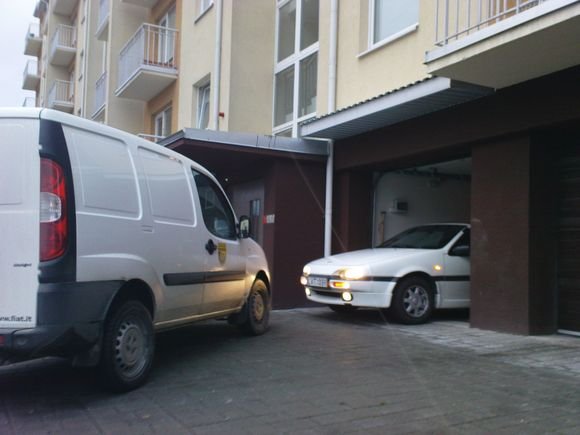 Tipinė situacija miesto gyvenime: vienas vairuotojas atsainiai palieka automobilį, o kitas nebegali išvažiuoti...