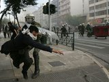 AFP/&bdquo;Scanpix&ldquo; nuotr./Atėnų policininko smūgis demonstrantui