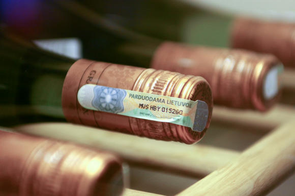 Eugenijus Ostapenka nebežino, kaip nertis iš kailio – tai terorizuoja kolegę, tai, padauginęs alkoholio, atsiduria policijoje.