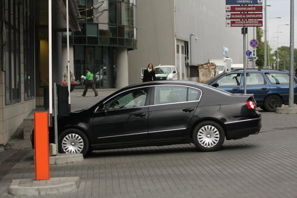 Meras, išviešinęs savo atvykimą į darbą pėsčiomis, minint „Dieną be automobilio“ į savivaldybę atvyko automobiliu. 