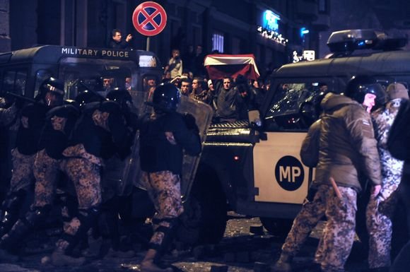 Pareigūnams prireikė kelių valandų, kol jiems pavyko sutramdyti siautėjančią minią. 