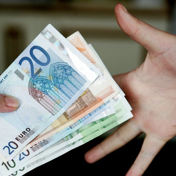 Mergaitė sukčiams atidavė kone tūkstantį svarų ir porą šimtų eurų. 