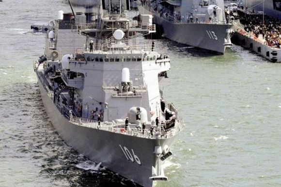 Japonų karo laivai šeštadienį išplaukia iš uosto į Indijos vandenyną kovoti su piratais prie Somalio krantų.