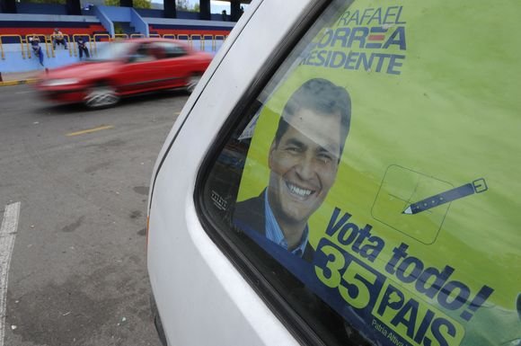 Visuomenės apklausos rodo, kad rinkimus Ekvadore lengvai laimės prezidentas Rafaelis Correa.