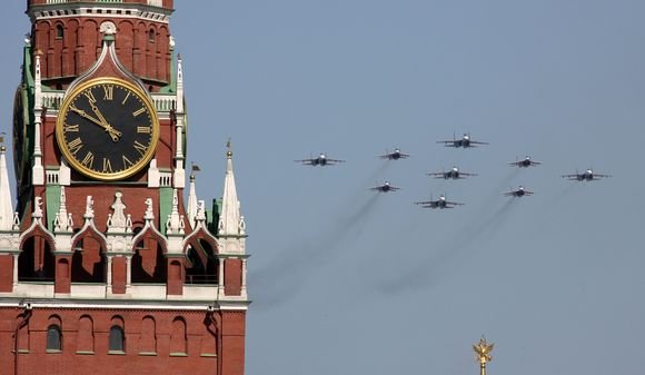 Parade dalyvauja rekordiškai daug per laikotarpį nuo Sovietų Sąjungos žlugimo kariškių ir karinės technikos. 