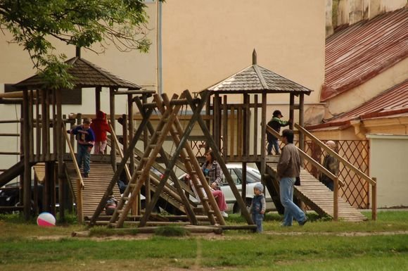 Mieste yra daugiau nei 1300 vaikų žaidimo aikštelių.