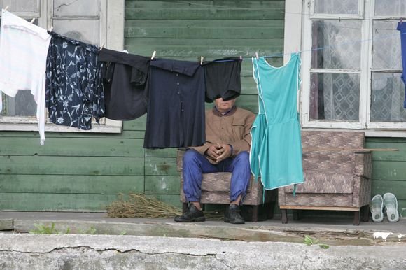 Lietuvoje sunku rasti miestelį ar didesnį kaimą, kurio centras nebūtų nuklotas dėvėtais drabužiais.