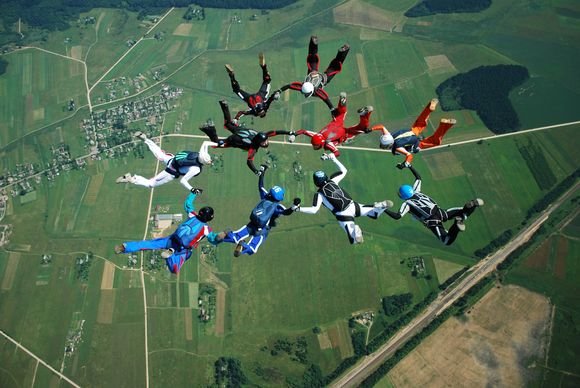 Kyviškių aerodrome Vilniaus parašiutininkų klubas kartu su krūties vėžio prevencijos projektu „Nedelsk“ pasiekė naują rekordą.