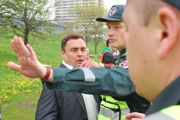 Eitynių akimirka: Seimo nario P.Gražulio susirėmimas su policijos pareigūnais.