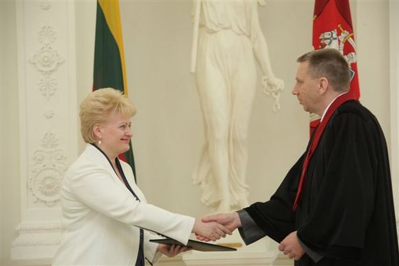 Prezidentūroje antradienį prisiekė naujasis generalinis prokuroras Darius Valys.