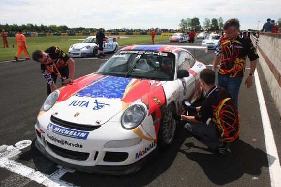 Kaunietis lenktynininkas – vienas įpusėjusios Didžiosios Britanijos „Porsche Carrera Cup“ lyderių.