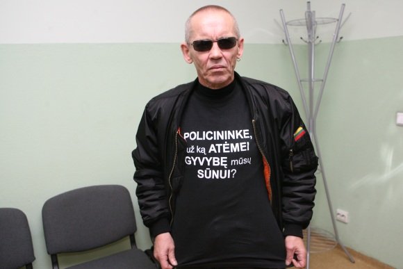 Dainiaus Labučio/&bdquo;Scanpix&ldquo; nuotr./53 metų klaipėdietis V.Lučiūnas &scaron;iandien vėl turi progą užsivilkti juodus mar&scaron;kinėlius su užra&scaron;u &bdquo;Policininke, už ką atėmei gyvybę mūsų sūnui?&rdquo; 