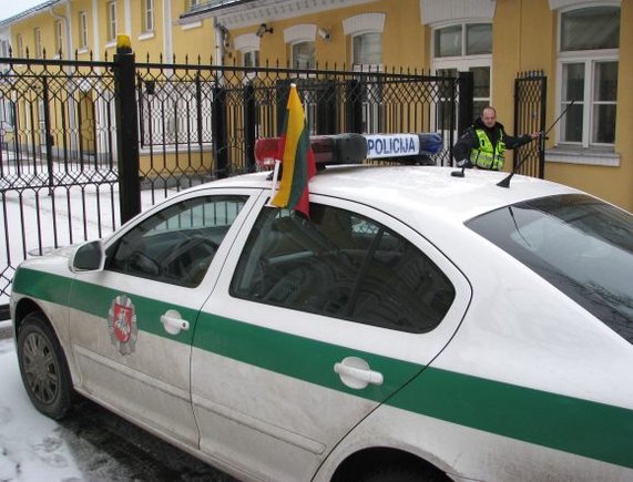 Taip papuošti patrulių tarnybiniai automobiliai  – kol kas neįprastas vaizdas.