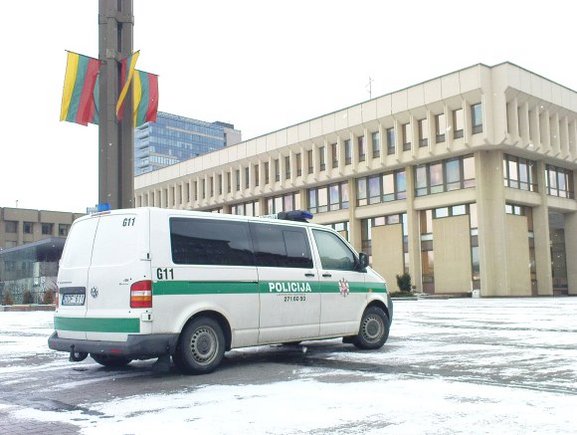 Įdomi detalė: prie Seimo atvarytas mikroautobusas, skirtingai nei kiti policijos tarnybiniai automobiliai, šiandien nebuvo papuoštas Trispalve. 