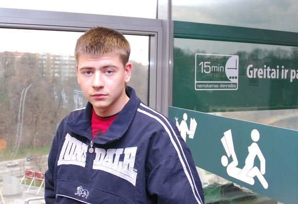 „Šiais laikais baisu, kas darosi. Gerai, kad dar negrasina į Sibirą išvežti! Tik kalėjimu pagrasina, ir viskas“, – piktinosi pažiūras atspindinčią šukuoseną pakeitęs 21 metų D.Dubickis. 