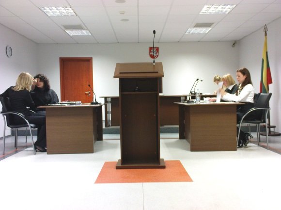 Teismo salėje – J.Butkevičienė (kairėje) prieš L.Blaževičiūtę su savosiomis gynėjomis.