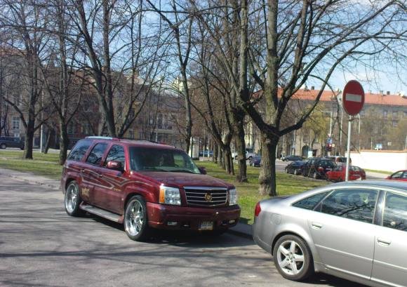 Vairuotojas prašmatnų visureigį atbulomis pastatė šioje Lukiškių gatvės vietoje.