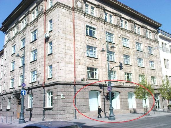 Zuokų firmos valdoma parduotuvė veikė šiame pastate, Gedimino prospekto ir A.Jakšto gatvės kampe.