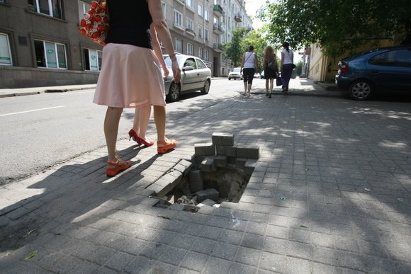 Smegduobė A.Jakšto gatvėje nebaisi, tačiau vairuotojams ir pėstiesiems vis tiek reikia jos pasisaugoti.