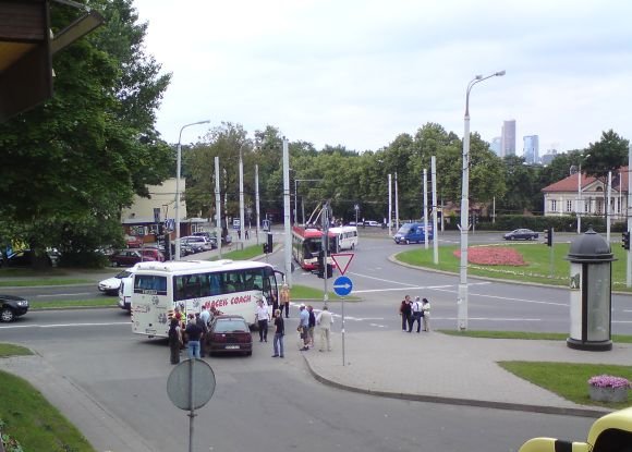 Prie Olandų žiedo dėl autobuso ir lengvojo automobilio avarijos užtverta viena eismo juosta.