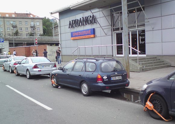 Šių keturių automobilių vairuotojai pažeidė stovėjimą apskritai draudžiančio kelio ženklo reikalavimus ir net nemanė susimokėti už stovėjimą.