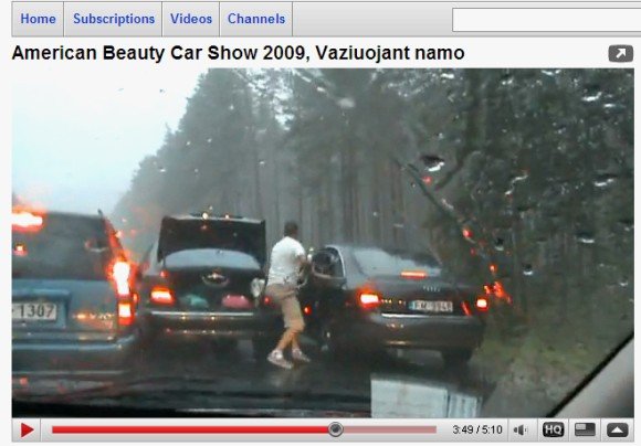 Beisbolo lazda ginkluotas „Mercedes“ vairuotojas žaibiškai atšaldė „Audi“ ekipažo norą spūstyje būti gudresniems už kitus.