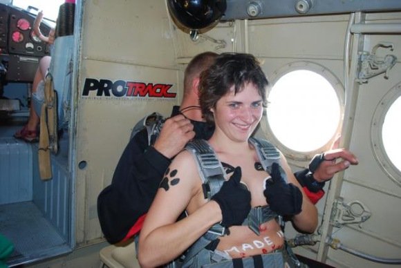 24 metų Sniežka prieš pat „topless“ šuolį.