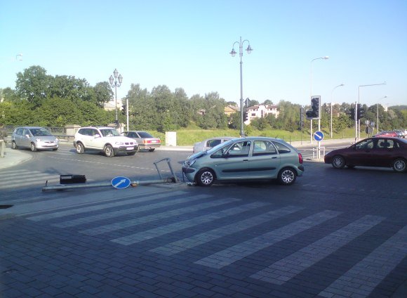 Vyras bandė iš Gedimino prospekto pasukti į kairę, tačiau rėžėsi į šviesoforą.