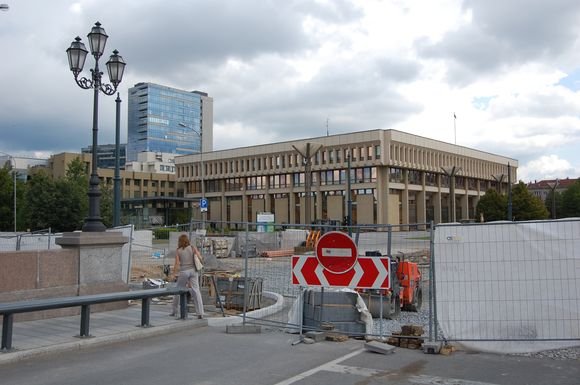 Gedimino prospekto atkarpa netoli Seimo kartu su sankryža ties senuoju Žvėryno tilto buvo rekonstruota prieš metus. Nuo to laiko ją sudrebino dešimtys identiškų avarijų.