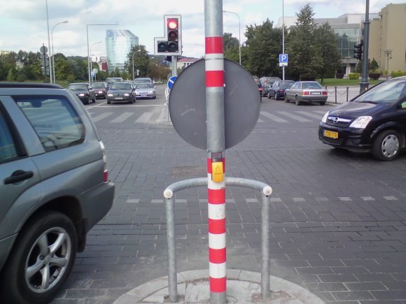 Viliamasi, kad šie dryžiai išgelbės šviesoforą ir vairuotojus.