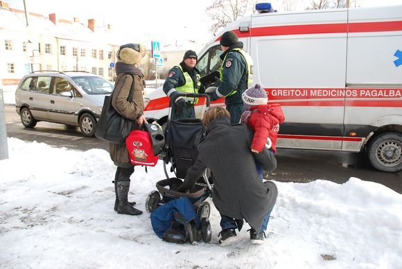 Į įvykio vietoje atskubėjo ir vaiko tėtis, po medikų apžiūros nebepaleidęs mažylio iš rankų.