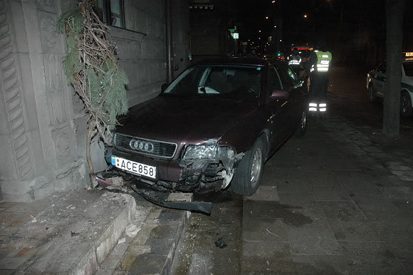 Pernai į avariją Vilniuje buvo patekęs britų diplomatas, po susidūrimo su vilnietės mašina jo „Audi“ taip pat nuvertė stulpą.