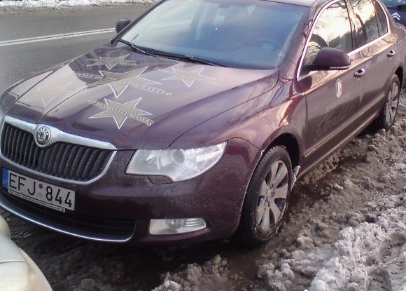 B.Popovičiaus tarnybinis automobilis stovėjo mokamoje vietoje. Beje, stovėjimo bilietėlio už priekinio stiklo nesimatė.