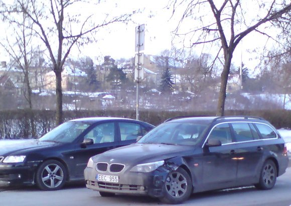 Per avariją nelemtoje sankryžoje vilnietis suniokojo savąjį 2005 m. laidos BMW.